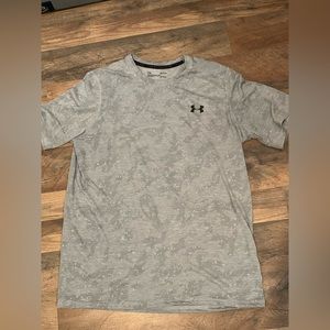 Under Armour Gray T Shirt with Camo digital print - Size Medium